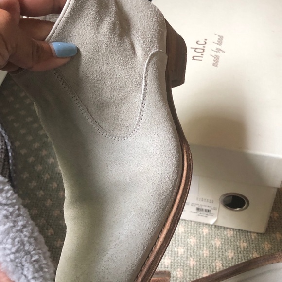 Soft and light gray Sunday n.d.c. zip up booties. - Picture 4 of 5